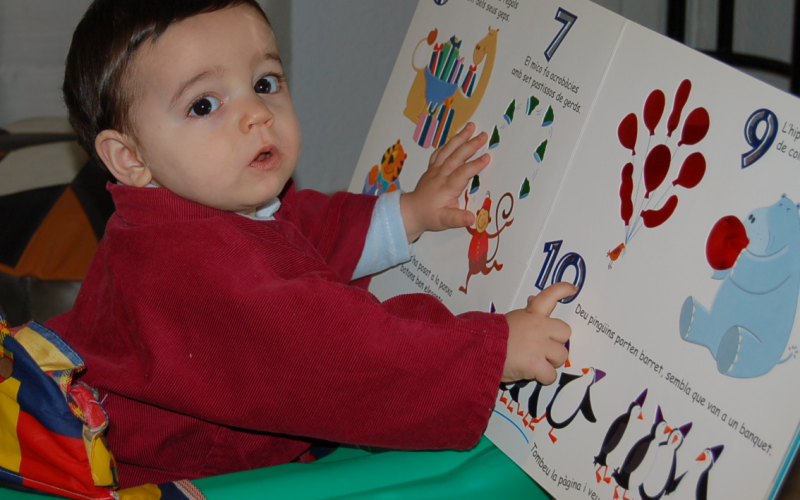 Home_04_bebe_libro